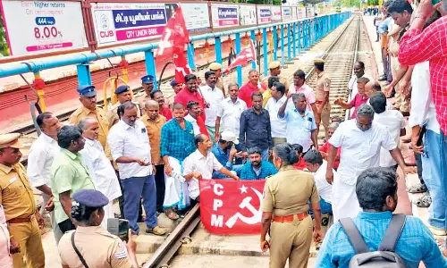 தஞ்சையில் மார்க்சிஸ்ட் கம்யூனிஸ்ட் கட்சியினர் ரெயில் மறியல் போராட்டம்