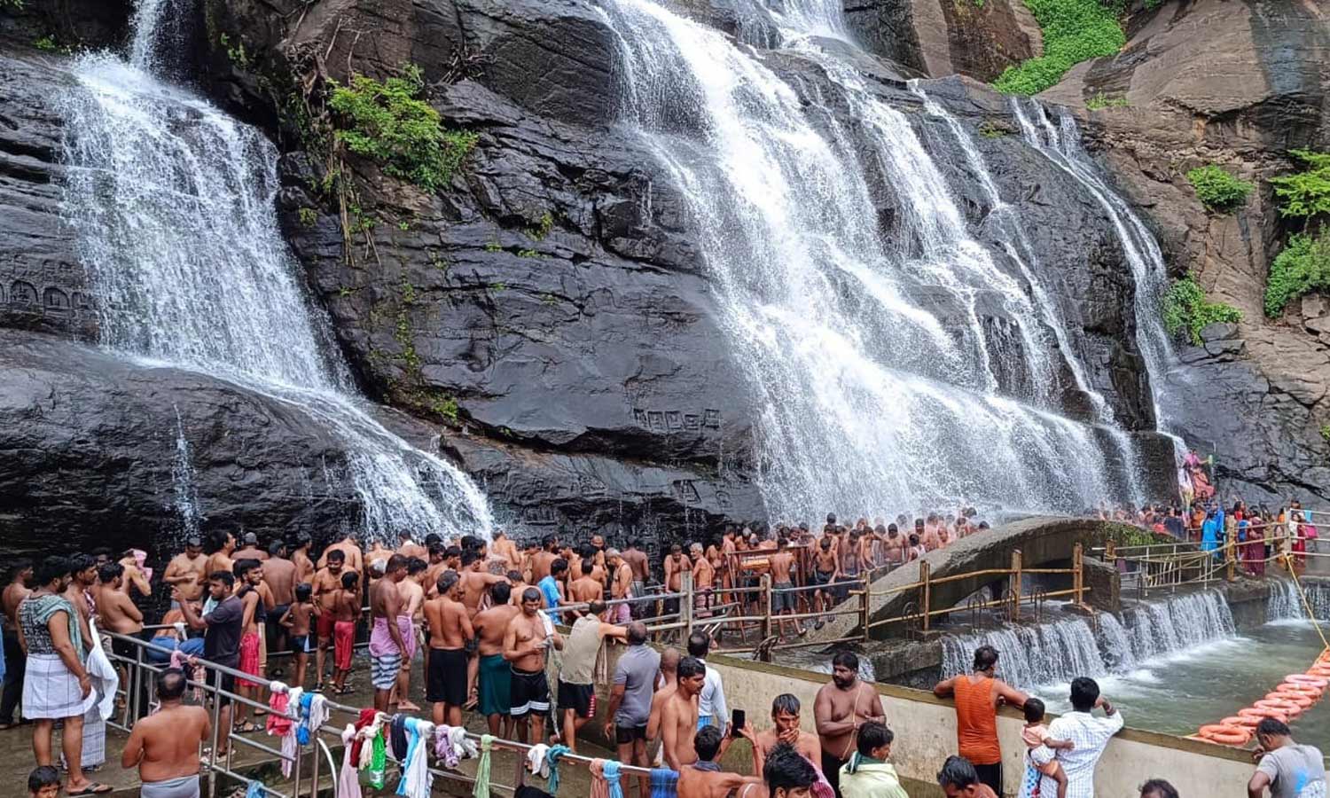 குற்றாலம் அருவிகளில் குளிக்க திரண்ட சுற்றுலா பயணிகள்