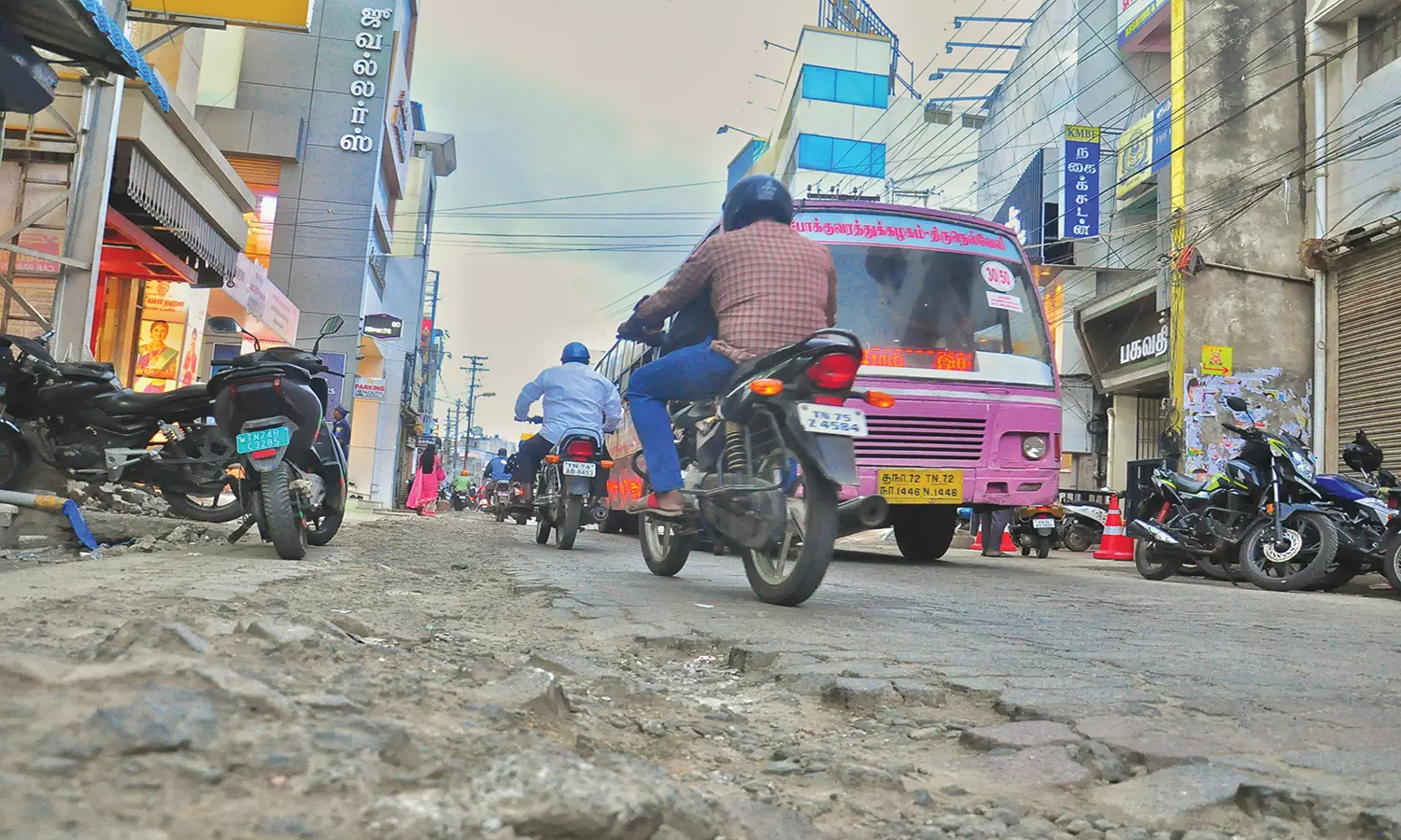 குண்டும், குழியுமாக காட்சியளிக்கும் மீனாட்சிபுரம்-கம்பளம் சாலை குண்டும், குழியுமாக காட்சியளிக்கும் மீனாட்சிபுரம்-கம்பளம் சாலை