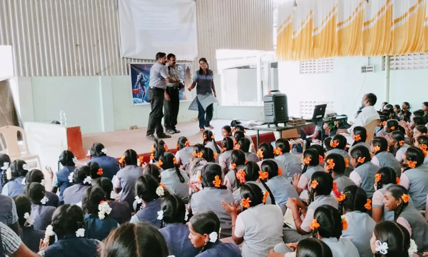 இஸ்ரோ விஞ்ஞானிகள் தலைமையில் ஒட்டன்சத்திரம் அரசு பள்ளி மாணவிகளுக்கு அறிவியல் விழிப்புணர்வு கருத்தரங்கு இஸ்ரோ விஞ்ஞானிகள் தலைமையில் ஒட்டன்சத்திரம் அரசு பள்ளி மாணவிகளுக்கு அறிவியல் விழிப்புணர்வு கருத்தரங்கு