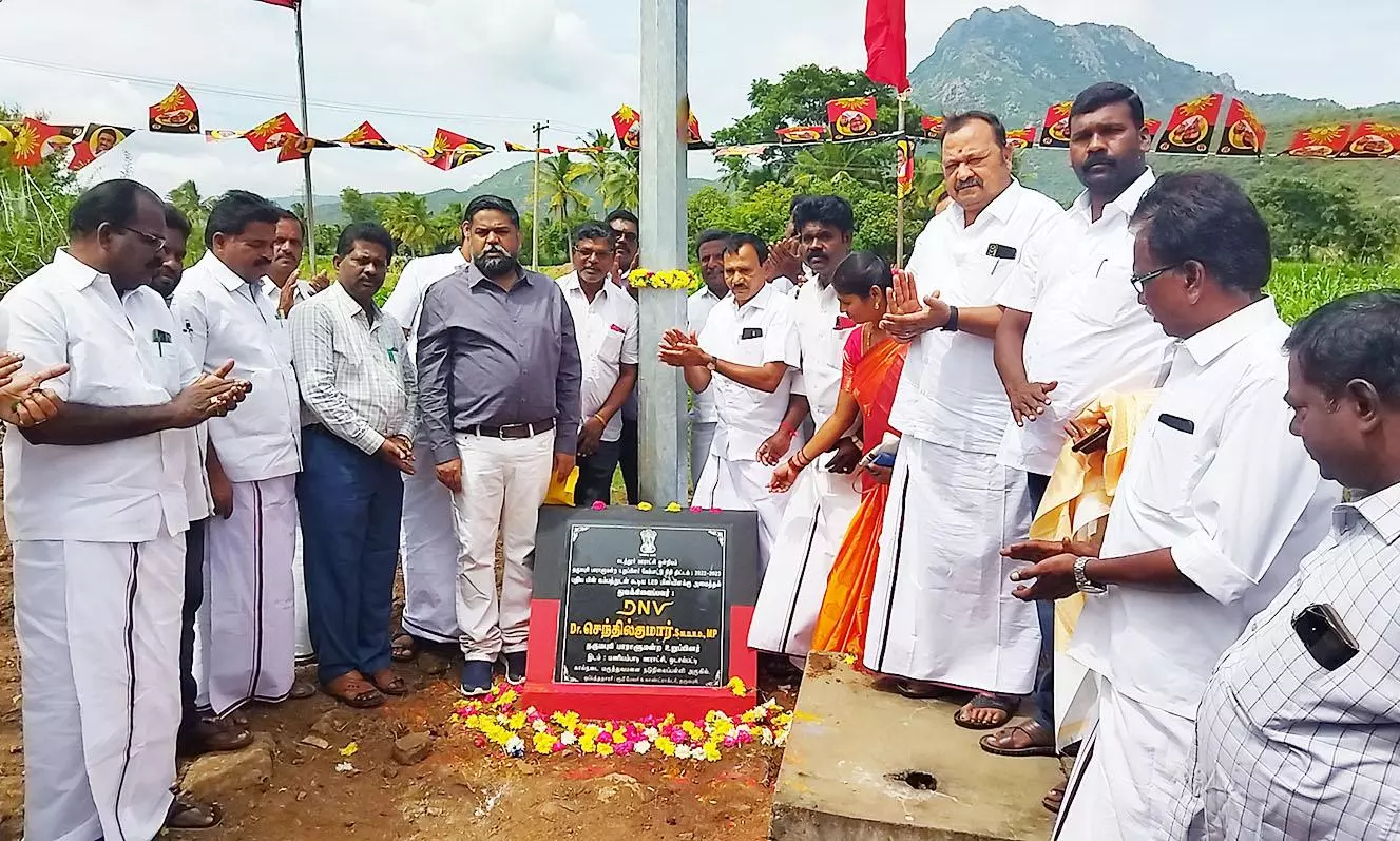 கடத்தூர் பகுதியில் ரூ.2.50 லட்சம் மதிப்பில் அமைக்கப்பட்ட உயர் மின் கோபுர விளக்குகள் திறப்பு கடத்தூர் பகுதியில் ரூ.2.50 லட்சம் மதிப்பில் அமைக்கப்பட்ட உயர் மின் கோபுர விளக்குகள் திறப்பு