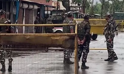 மணிப்பூரில் பாதுகாப்பு வீரர்கள்- துப்பாக்கி ஏந்திய கும்பலுக்கு இடையே கடும் சண்டை