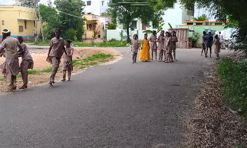 ஆண்டிபட்டியில் மைதானம் வசதி இல்லாததால் சாலையில் விளையாடும் மாணவிகள்
