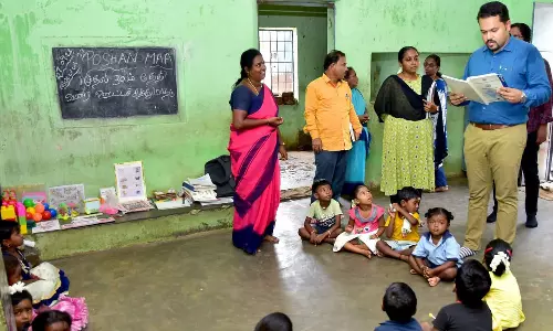 வகுப்பறையில் பள்ளி மாணவர்களுக்கு பாடம் எடுத்த கலெக்டர்