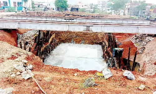 நாகர்கோவில் ரெயில் நிலையம் அருகே சுரங்கப்பாதை பணிக்கு தோண்டப்பட்ட பள்ளத்தில் காங்கிரீட்தளம்