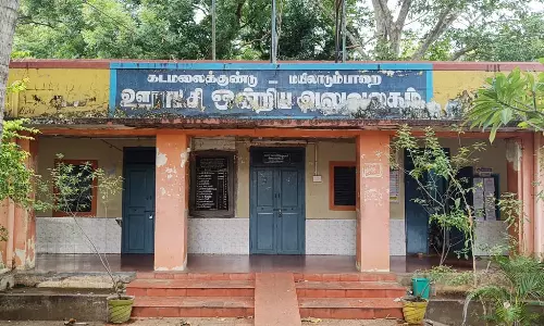 கடமலை-மயிலை ஊராட்சி ஒன்றிய அலுவலகத்தில் அச்சத்துடன் பணிபுரியும் ஊழியர்கள்