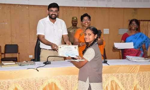 தமிழ் வளர்ச்சித் துறை சார்பில்  போட்டிகளில் வெற்றி பெற்ற மாணவர்களுக்கு சான்றிதழ், பரிசு