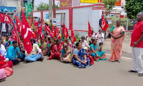 ஏற்காட்டில் மார்க்சிஸ்ட் கம்யூனிஸ்ட்  கட்சியினர் முற்றுகை போராட்டம்