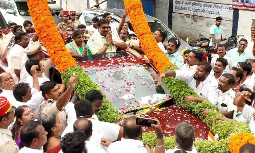 கிரேன் மூலம் 60 அடி மாலை அணிவித்த ஆதரவாளர்கள்