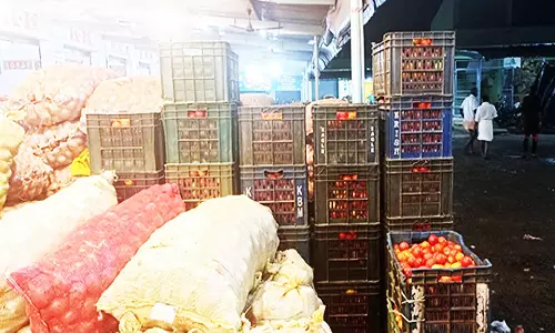 பாவூர்சத்திரம் மார்க்கெட்டில் தக்காளி விலை கிலோ ரூ.10 ஆக வீழ்ச்சி