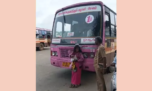 காசு கொடுத்தால்தான் போவேன்... அரசு பஸ்சை வழிமறித்து நின்ற மனநலம் பாதிக்கப்பட்ட பெண்ணால் பரபரப்பு