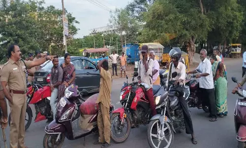 போக்குவரத்து விதிகளை கடைபிடிக்க வேண்டும்