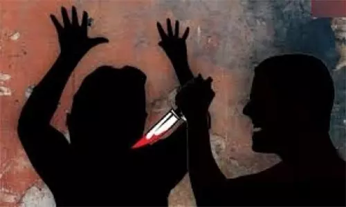 பாட்டியை கத்தியால் வெட்டிய பேத்தி கைது