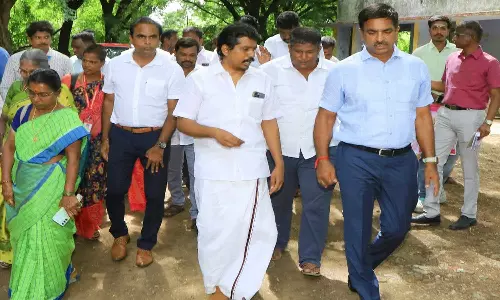 பழுதடைந்த பயணிகள் தங்கும் விடுதியை கலெக்டர் ஆய்வு