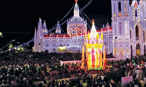 வேளாங்கண்ணி பேராலயத்தில் பெரிய தேர்பவனி