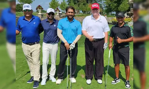 அமெரிக்க முன்னாள் அதிபர் டொனால்ட் டிரம்புடன் கோல்ஃப் விளையாடிய மகேந்திர சிங் தோனி