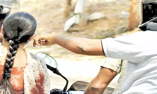 பெண்ணை தாக்கி 7 பவுன் நகை பறிப்பு