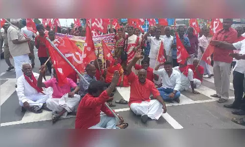 பல்லடத்தில்  கம்யூனிஸ்டு கட்சியினர் மறியல்