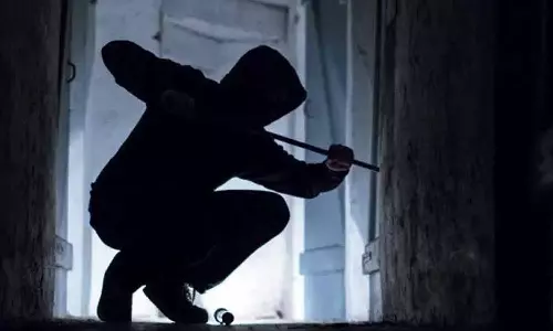 அவினாசி அருகே வீட்டின் கதவை உடைத்து 10 பவுன் நகை திருட்டு