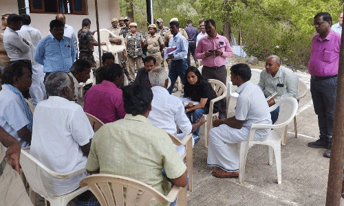 மறுகுடி அமர்வு குறித்து வன கிராமத்தில் அரசு முதன்மை செயலர் ஆய்வு