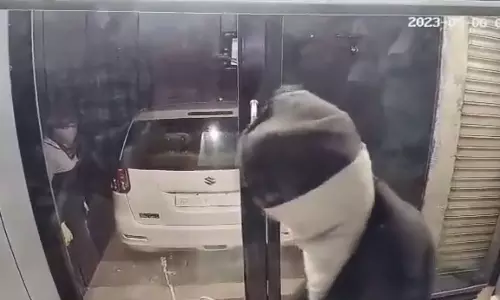 ஹாலிவுட் ஸ்டைலில் ஏ.டி.எம். கொள்ளை.. திடீரென போலீஸ் என்ட்ரி.. அப்புறம் என்ன ஆச்சு தெரியுமா?