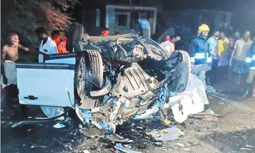 மதுராந்தகம் அருகே சோகம்  - கார், வேன் நேருக்கு நேர் மோதி 4 தொழிலாளிகள் பலி