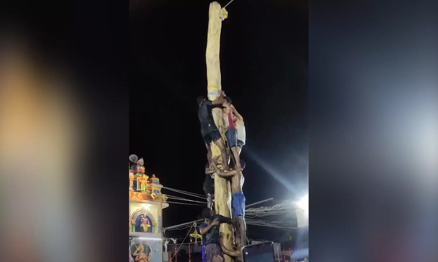 தேவதானப்பட்டி கோவில் திருவிழாவில் வழுக்குமரம் ஏறிய இளைஞர்கள் தேவதானப்பட்டி கோவில் திருவிழாவில் வழுக்குமரம் ஏறிய இளைஞர்கள்