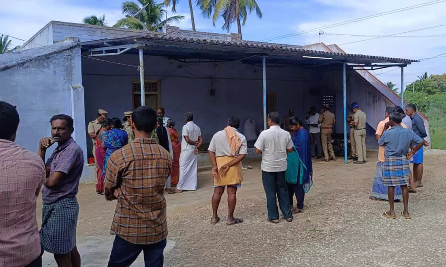 சென்னிமலை அருகே  தோட்டத்து வீட்டில் தனியாக வசித்து வந்த வயதான தம்பதி படுகொலை