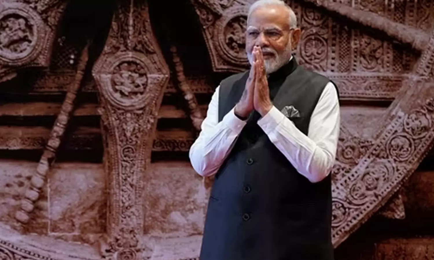 கொனார்க் கோவிலின் காலசக்கர பின்னணியில் தலைவர்களை வரவேற்ற மோடி