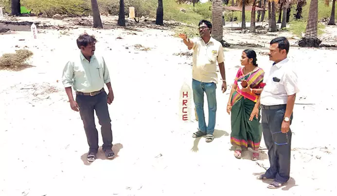 குலசேகரன்பட்டினம் தசரா திருவிழா முன்னேற்பாடு குறித்து அதிகாரிகள் ஆய்வு குலசேகரன்பட்டினம் தசரா திருவிழா முன்னேற்பாடு குறித்து அதிகாரிகள் ஆய்வு