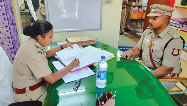 திருச்செங்கோடு துணை போலீஸ் சூப்பிரண்டு அலுவலகத்தில் டி.ஐ.ஜி. ஆய்வு திருச்செங்கோடு துணை போலீஸ் சூப்பிரண்டு அலுவலகத்தில் டி.ஐ.ஜி. ஆய்வு