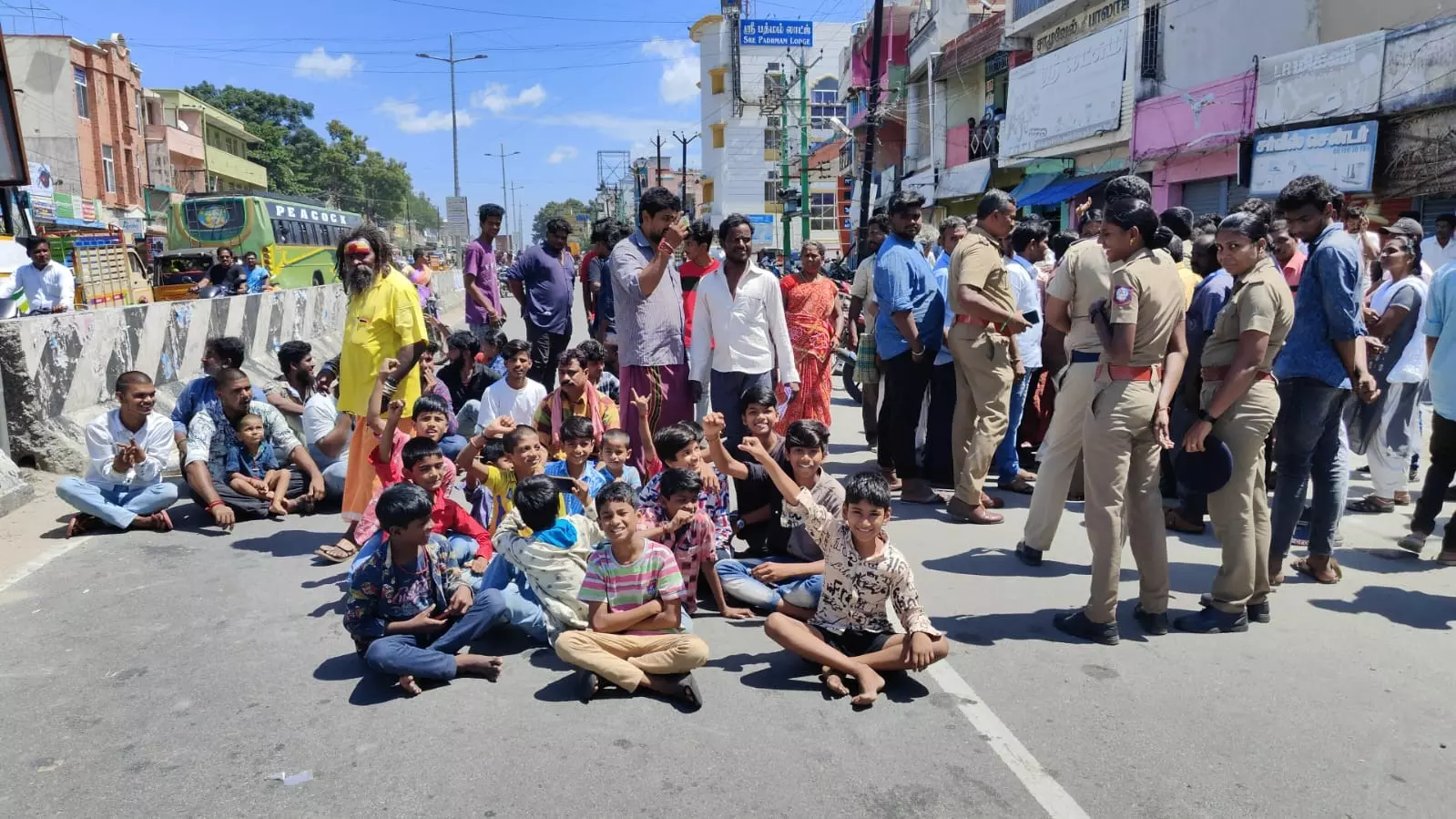 அடிப்படை வசதிகள் கேட்டு சாலை மறியல்