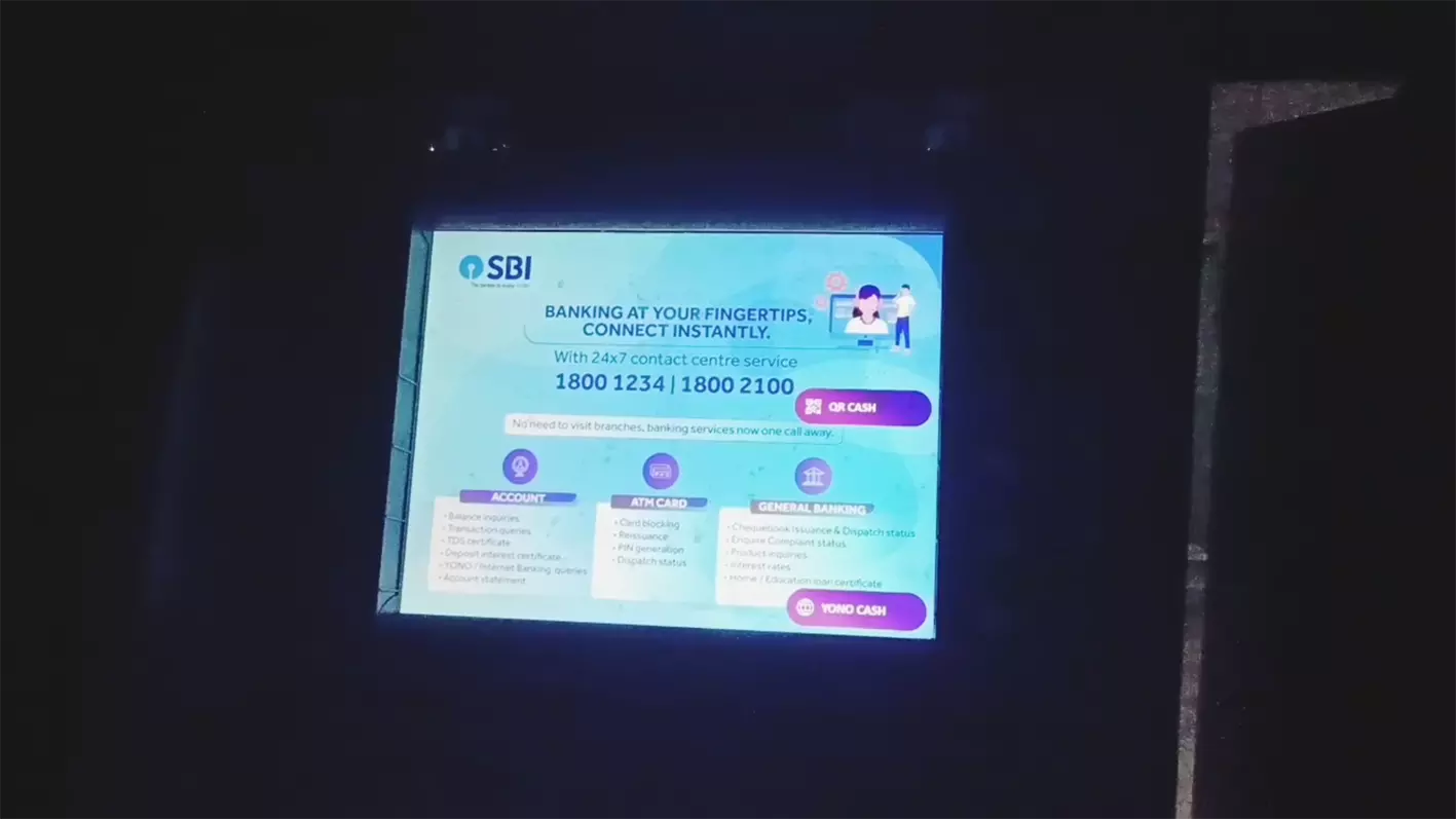 மின் விளக்கு இல்லாமல் இருட்டில் இயங்கும் ஏ.டி.எம் மையம் மின் விளக்கு இல்லாமல் இருட்டில் இயங்கும் ஏ.டி.எம் மையம்