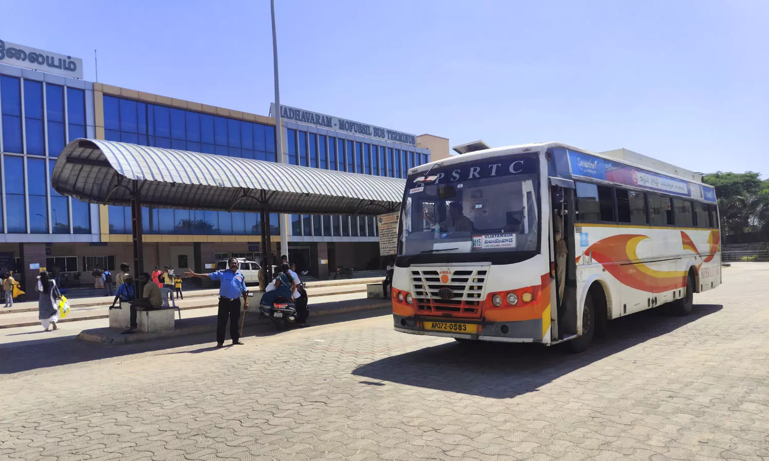 சென்னையில் இருந்து ஆந்திராவுக்கு பஸ் போக்குவரத்து சீரானது சென்னையில் இருந்து ஆந்திராவுக்கு பஸ் போக்குவரத்து சீரானது