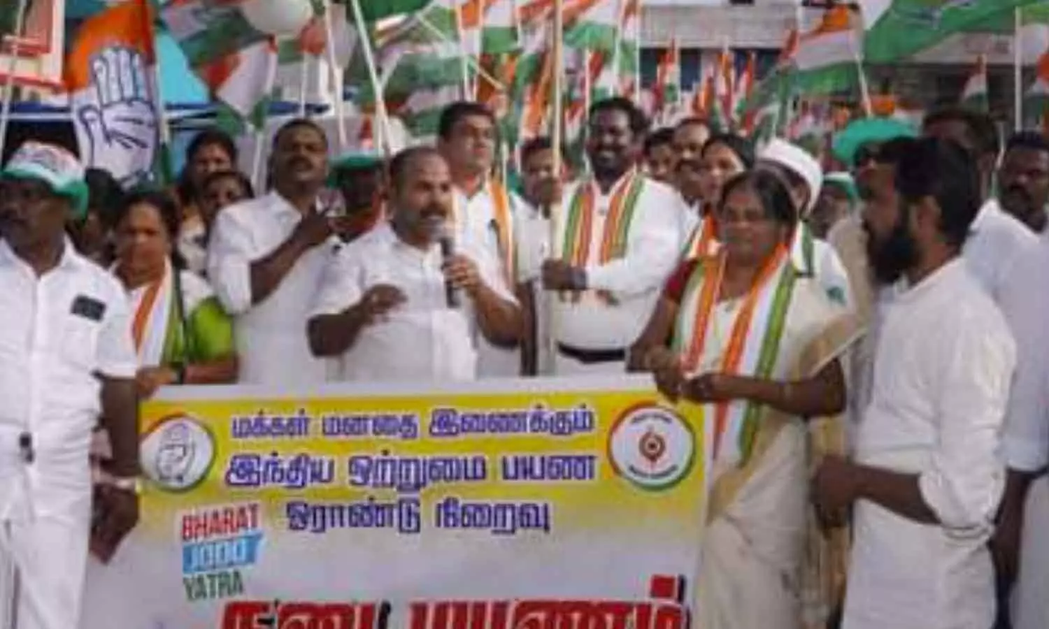 குளச்சலில் நடைபெற்ற விழிப்புணர்வு நடைபயணத்தில் பங்கேற்ற விஜய் வசந்த்