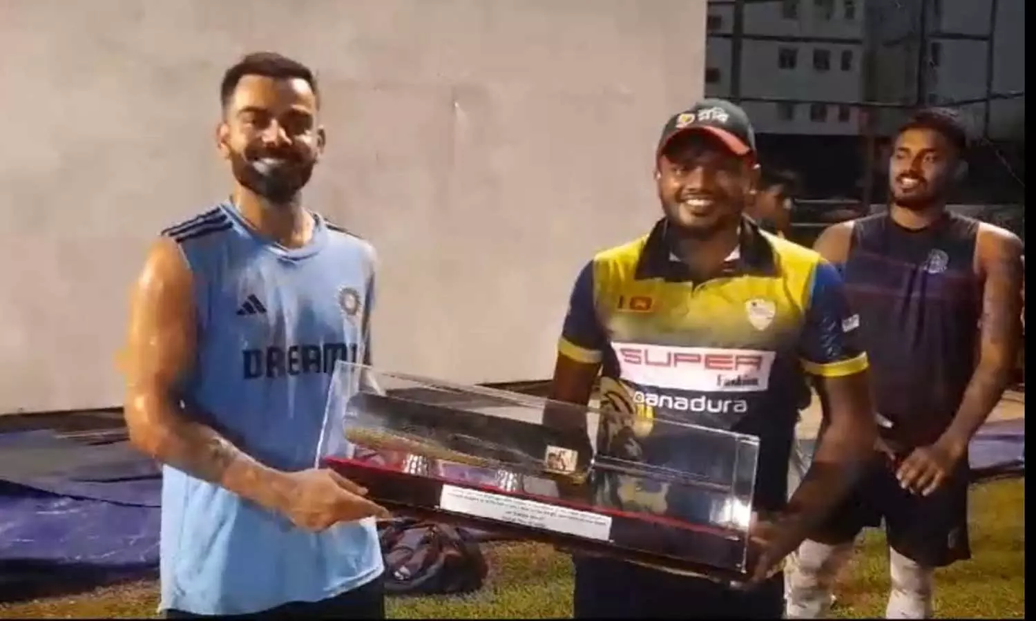 விராட் கோலிக்கு வெள்ளி பேட்டை பரிசளித்த இலங்கை வீரர்