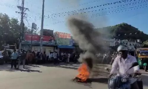 தெலுங்குதேசம் கட்சியினர் போராட்டம்: சாலையில் டயர்களுக்கு தீ வைப்பு- ஆந்திராவில் பதட்டம்