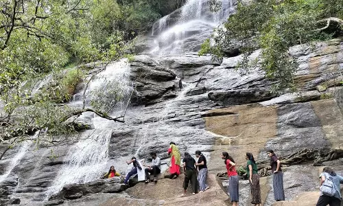 ஏற்காட்டில் தொடர் மழை: கிளியூர் நீர் வீழ்ச்சியில் தண்ணீர் ஆர்ப்பரித்து கொட்டுகிறது