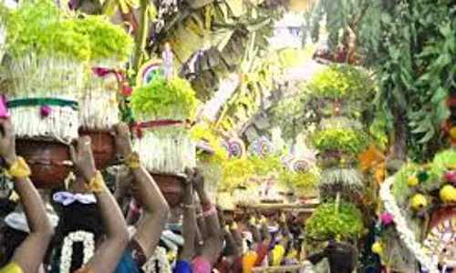 பெண்கள் முளைப்பாரி எடுத்து ஊர்வலம்