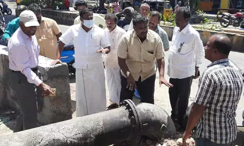 வாய்க்கால் மீது சிமெண்டு சிலாப் அமைக்கும் பணி