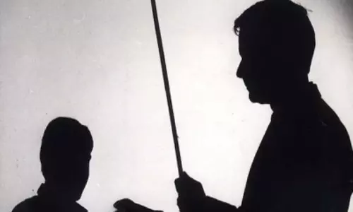 ஆசிரியர் அடித்ததில் மாணவி முகத்தில் காயம்