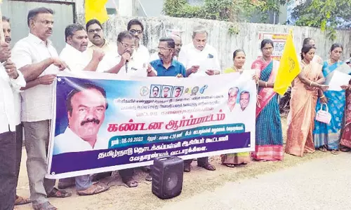 தொடக்கப்பள்ளி ஆசிரியர் கூட்டணியினர் ஆர்ப்பாட்டம்