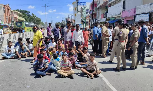 அடிப்படை வசதிகள் கேட்டு சாலை மறியல்