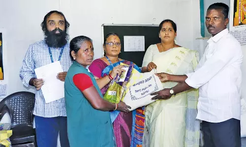 தூய்மை பணியாளர்களின் சேவையை பாராட்டி நலத்திட்ட உதவிகள் வழங்கல்