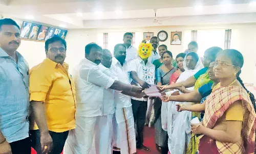 தெருநாய் தொல்லையை கட்டுப்படுத்தகோரி நாய் உருவ முகமூடி அணிந்து வந்த கவுன்சிலர்