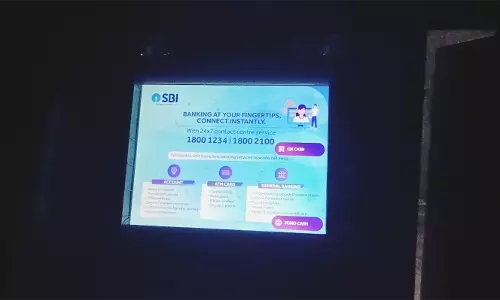 மின் விளக்கு இல்லாமல் இருட்டில் இயங்கும் ஏ.டி.எம் மையம்