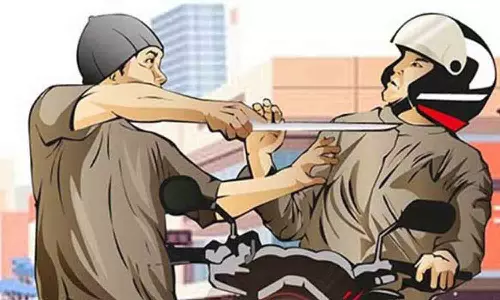 திருப்பூரில் வாலிபரை கத்தியால் குத்தி மோட்டார் சைக்கிள் - செல்போன் பறிப்பு