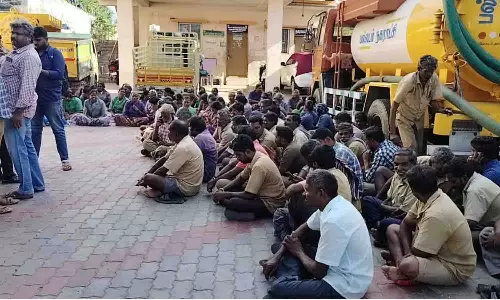 சம்பளம் குறைவாக வழங்கியதால் பல்லடத்தில் தூய்மைப்பணியாளர்கள் வேலைநிறுத்தம்
