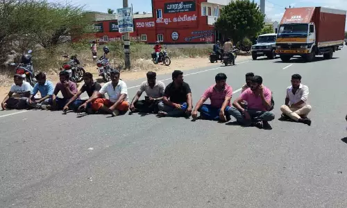 வேகத்தடை அமைக்க கோரி பல்லடத்தில் பொதுமக்கள் சாலை மறியல்