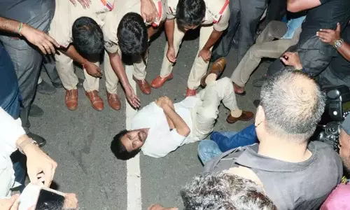 சந்திரபாபு நாயுடுவை சந்திக்க அனுமதி மறுப்பு - சாலையில் படுத்து போராடிய பவன் கல்யாண்